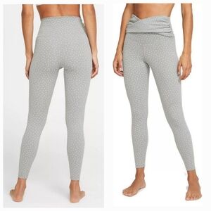 NIKE Yoga Dots Twist 7/8 Capri Tights Particle Grey